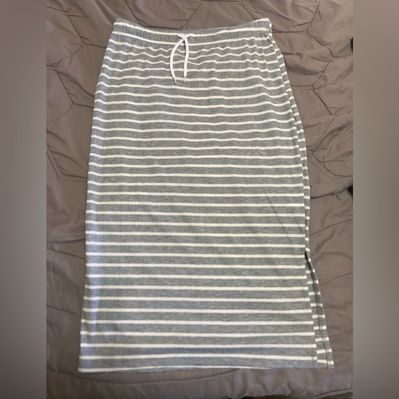 Super cute and flirty casual striped skirt. - Picture 1 of 2
